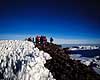 Mt. Kilimanjaro. Bjergbestigere p Mt Kilimanjaro ved toppen ved Uhuru Peak i 5895 m. ( Scan af KOL5837 )  Mt. Kilimanjaro NP Tanzania Afrika  Bjergbestigning, safari, turisme, vandreture, trekking