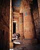 Ramses III's Tempel. Medinat Habu (Ramses III's Tempel) Farvestrlende sjler i anden grd ( Scan af KOL7713 )  Luxor Egypten Afrika  