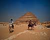 Trin Pyramiden i Saqqara. Trin Pyramiden i Saqqara (Step pyramid) Bygget af Kong Zosser i r 27 fr K. ( Scan af KOL7635 )  Saqqara Egypten Afrika  Trinpyramide, pyramider