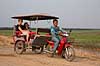 Tuk-tuk. Turister i tuktuk p vej p sight seeing i Cambodia nr Angkor Wat templerne  Siem Reap Cambodia   Transport, turisme, ferie, rejser