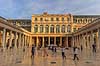 Le Palais Royal. Drenge spiller fodbold imellem sjle collonaderne i Le Palais Royal. Paladset bygget til Cardinal Richelieu af arkitekt Lemercier  Le Palais Royal / Paris Frankrig   Sevrdigheder