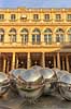 Le Palais Royal. Spejlende kugler reflekterer Cour d'honneur i Palais Royal  Le Palais Royal / Paris Frankrig   Sevrdigheder