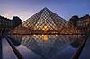 Louvre. Pladsen p Palais du Louvre med Pei Leoh Mings glaspyramide  Muse du Louvre / Paris Frankrig   Sevrdigheder, pyramider, museer, museum, Pei Leoh Ming, solnedgang