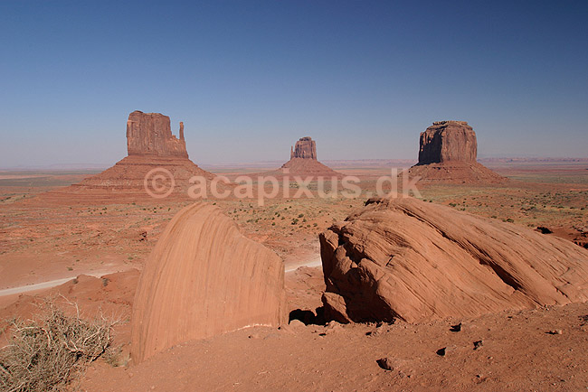 Monument Valley Navajo Tribal Park. The Mittens Butte (tv) og Merrick Butte (th) i Monument Valley Navajo Tribal Park; ; Monument Valley Navajo Tribal Park / Utah og Arizona; USA; Nord Amerika; ; Erosion, Wild West