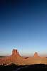 Monument Valley Navajo Tribal Park. The Mittens Butte i Monument Valley Navajo Tribal Park  Monument Valley Navajo Tribal Park / Utah og Arizona USA Nord Amerika  Erosion, Wild West
