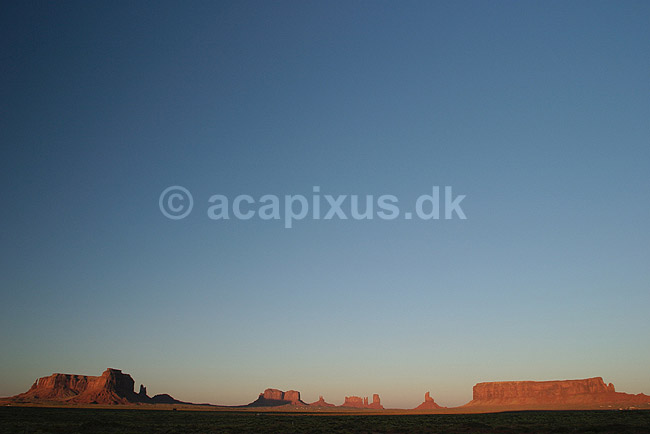 Monument Valley Navajo Tribal Park. Sandstensformationerne Brigham's Tomb, The King on his Throne, Stagecoach, Bear and Rabbit, Castle Butte, Big Indian og Sentinel Mesa (fre venstre til h�jre) i Monument Valley Navajo Tribal Park; ; Monument Valley Navajo Tribal Park / Utah og Arizona; USA; Nord Amerika; ; Erosion, Wild West