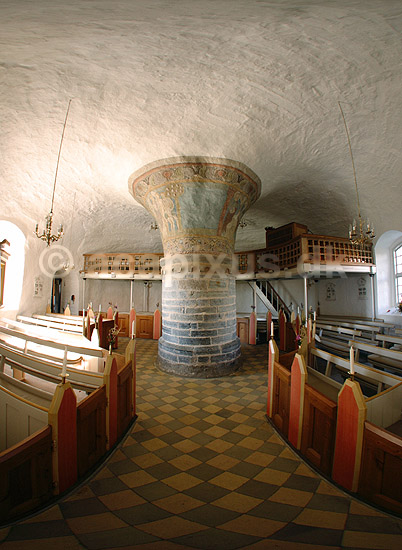 Nylars. Kirkerummet i Nylars Kirke - Nylarsker - med kalkmalerier p� den centrale st�ttepille. 180 graders varticalt panorama; ; Lylars / Bornholm; Danmark; ; ; Rundkirke, rundkirker, kirke, kirker, kristendom, religion
