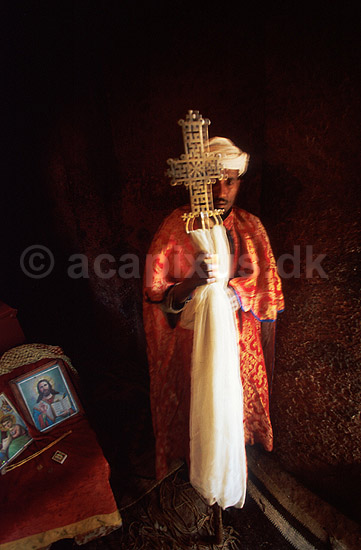 Koptisk pr�st. Koptisk pr�st fremviser kirkens kors; ; Lalibela; Ethiopien; Afrika; ; Kirke, kirker, kristendom, religion, koptisk, Etiopien