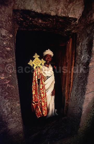 Koptisk pr�st. Koptisk pr�st fremviser kirkens kors; ; Lalibela; Ethiopien; Afrika; ; Kirke, kirker, kristendom, religion, koptisk, Etiopien
