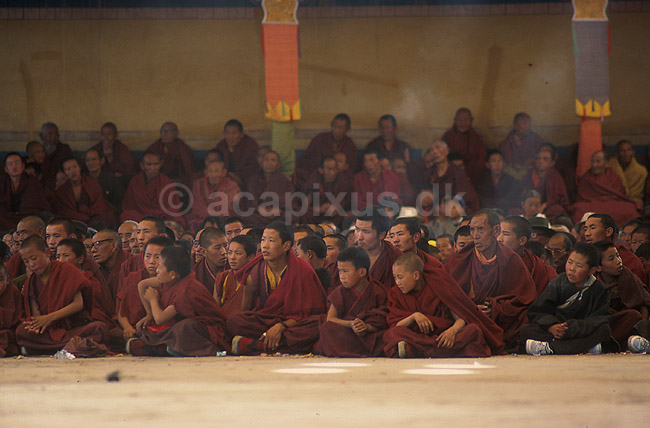Tashilhunpo Monastery. Tibetanske buddistiske munke sidder som tilskuere til religi�s festival i Tashilhunpo klosteret i Shigatse; ; Tashihunpo / Shigatse; Tibet / Kina; Asien; ; Buddhisme, klostre, Himalaya, Panchen Lama, lamaisme, religion