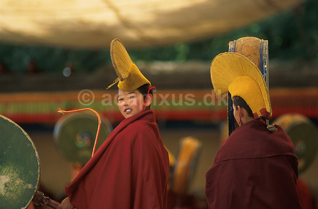 Tashilhunpo Monastery. Tibetanske buddistiske munkedrenge spiller p� tromme ved religi�s festival i Tashilhunpo klosteret i Shigatse; ; Tashihunpo / Shigatse; Tibet / Kina; Asien; ; Buddhisme, klostre, Himalaya, Panchen Lama, lamaisme, musik, trommer, religion