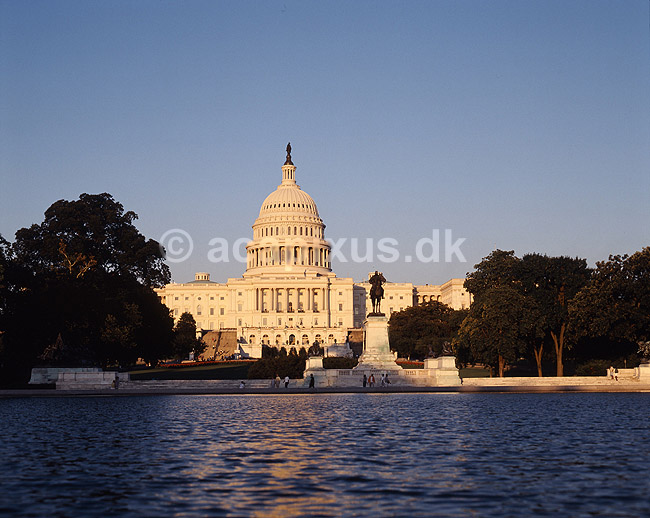 Capitol. US Capitol set ved solnedgang fra The National Mall; ; Washington DC; USA; Nord Amerika; ; demokrati, bureaukrati, regeringer, United States of America, De Forenede Stater