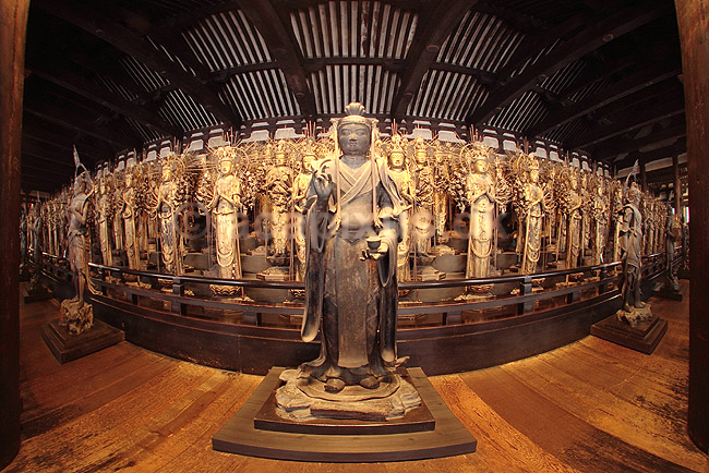 Sanjusangendo. De 1001 buddafigurer i Sanjusangen-do i Kyoto; ; Sanjusangen-do / Kyoto; Japan; Asien; ; templer buddisme buddhism buddistisk