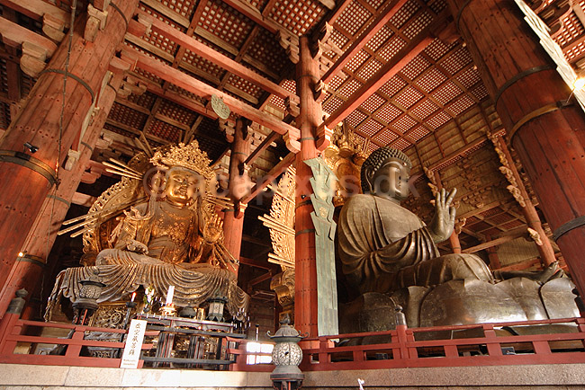 Todai-ji. Buddafigurer i Daibutsu-den hall i Todai-ji templet i Nara ; ; Todai-ji / Nara; Japan; Asien; ; templer, buddisme, buddhism, buddistisk, Todaiji