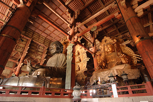 Todai-ji. Buddafigurer i Daibutsu-den hall i Todai-ji templet i Nara ; ; Todai-ji / Nara; Japan; Asien; ; templer, buddisme, buddhism, buddistisk, Todaiji