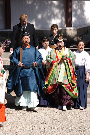 Japansk bryllup. Japansk bryllups ceremoni i Kasuga-Taisha Shrine templet i Nara ; ; Kasuga-Taisha Shrine / Nara; Japan; Asien; ; templer, buddisme, buddhism, buddistisk