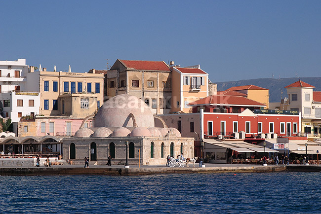 Chania. Den venetianske havnefront i Chania med Janissar moskeen ( Yiali Tzamissi ); ; Chania / Kreta; Gr�kenland; Europa; ; turisme, feriem�l, Mosque of the Janissaries, Hania