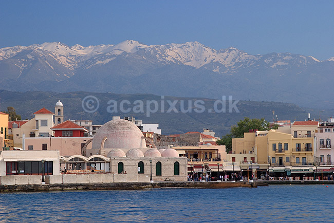 Chania. Den venetianske havn i Chania med Janissar moskeen ( Yiali Tzamissi ) og De Hvide Bjerge i baggrunden; ; Chania / Kreta; Gr�kenland; Europa; ; turisme, feriem�l, Mosque of the Janissaries, White Mountains, Lefka Ori, Hania