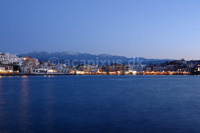 Chania. Den venetianske havn i Chania med Janissar moskeen ( Yiali Tzamissi ) og De Hvide Bjerge i baggrunden; ; Chania / Kreta; Gr�kenland; Europa; ; turisme, feriem�l, Mosque of the Janissaries, White Mountains, Lefka Ori, Hania