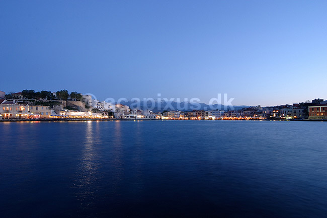 Chania. Den venetianske havn i Chania med Janissar moskeen ( Yiali Tzamissi ) og De Hvide Bjerge i baggrunden; ; Chania / Kreta; Gr�kenland; Europa; ; turisme, feriem�l, Mosque of the Janissaries, White Mountains, Lefka Ori, Hania