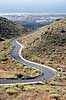 Gran Canaria. To biler p� bjergvej p� Gran Canaria. I baggrunden Playa Engles og Las Palomas  Gran Canaria Spanien  landskaber De Kanariske �er