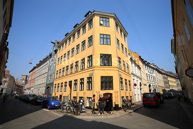 K�benhavn. Hus p� hj�rnet af Snarre Gade og Knarbo Str�de; ; K�benhavn; Danmark; ; ; Storby, huse, ejendomme, beboelsesejendom, gader, veje