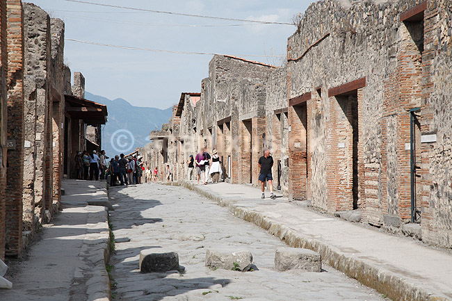 Pompeii. Gade med brosten i Pompeii; ; Pompeji / Pompei / Pompeii / Napoli / Campania; Italien; Europa; ; Ark�ologi, vulkaner, vulkanudbrud, pyroplastisk flow, pyroplasma, Vesuvius, Vesuv, naturkatastrofer, turistsev�rdigheder, sev�rdigheder, turisme, Romerriget, romerne, ruiner, ruinbyer