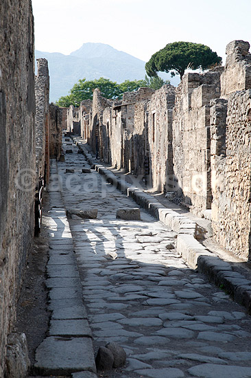 Pompeii. Gade med brosten i Pompeii; ; Pompeji / Pompei / Pompeii / Napoli / Campania; Italien; Europa; ; Ark�ologi, vulkaner, vulkanudbrud, pyroplastisk flow, pyroplasma, Vesuvius, Vesuv, naturkatastrofer, turistsev�rdigheder, sev�rdigheder, turisme, Romerriget, romerne, ruiner, ruinbyer