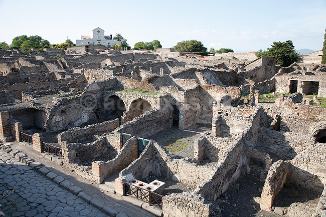 Pompeii. Udsigt over ruinerede huse og gader i Pompeii; ; Pompeji / Pompei / Pompeii / Napoli / Campania; Italien; Europa; ; Ark�ologi, vulkaner, vulkanudbrud, pyroplastisk flow, pyroplasma, Vesuvius, Vesuv, naturkatastrofer, turistsev�rdigheder, sev�rdigheder, turisme, Romerriget, romerne, ruiner, ruinbyer