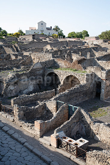 Pompeii. Udsigt over ruinerede huse og gader i Pompeii; ; Pompeji / Pompei / Pompeii / Napoli / Campania; Italien; Europa; ; Ark�ologi, vulkaner, vulkanudbrud, pyroplastisk flow, pyroplasma, Vesuvius, Vesuv, naturkatastrofer, turistsev�rdigheder, sev�rdigheder, turisme, Romerriget, romerne, ruiner, ruinbyer