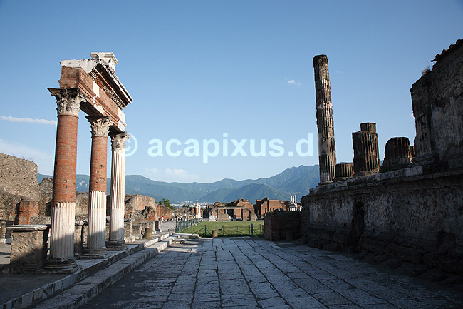 Pompeii. Forum i Pompeii; ; Pompeji / Pompei / Pompeii / Napoli / Campania; Italien; Europa; ; Ark�ologi, vulkaner, vulkanudbrud, pyroplastisk flow, pyroplasma, Vesuvius, Vesuv, naturkatastrofer, turistsev�rdigheder, sev�rdigheder, turisme, Romerriget, romerne, ruiner, ruinbyer