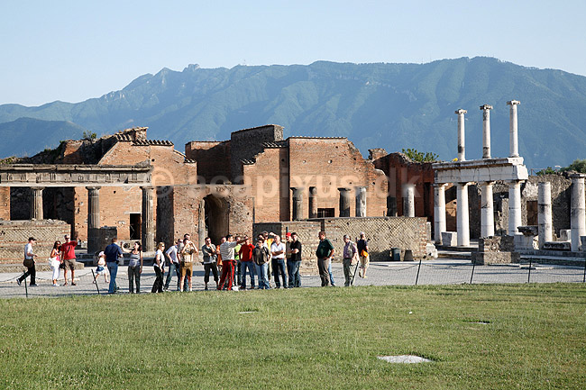 Pompeii. Turister p� Forum i Pompeii; ; Pompeji / Pompei / Pompeii / Napoli / Campania; Italien; Europa; ; Ark�ologi, vulkaner, vulkanudbrud, pyroplastisk flow, pyroplasma, Vesuvius, Vesuv, naturkatastrofer, turistsev�rdigheder, sev�rdigheder, turisme, Romerriget, romerne, ruiner, ruinbyer