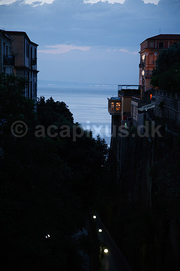 Sorrento. Udsigt gennem Sorrento med Napoli i baggrunden; ; Sorrento; Italien; Europa; ; Landskaber, ferie, feriesteder