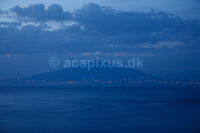 Vesuv. Vulkanen Vesuv med Napoli i forgrunden i aftenskumringen set fra Sorrento; ; Sorrento; Italien; Europa; ; Landskaber, vulkaner, vulkanudbrud