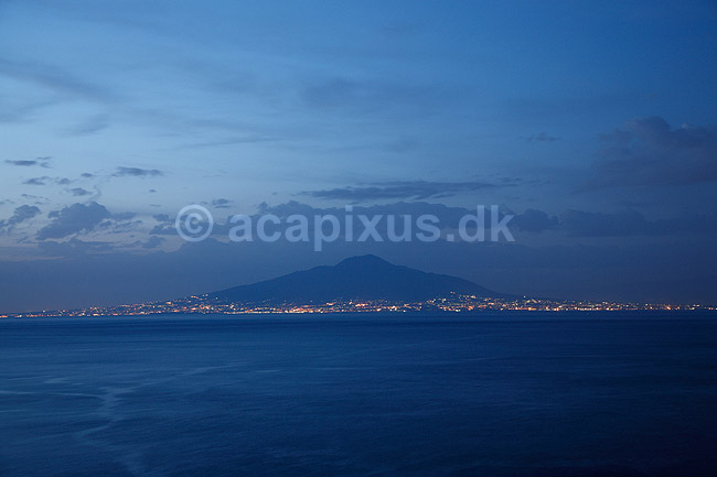 Vesuv. Vulkanen Vesuv med Napoli i forgrunden i aftenskumringen set fra Sorrento; ; Sorrento; Italien; Europa; ; Landskaber, vulkaner, vulkanudbrud