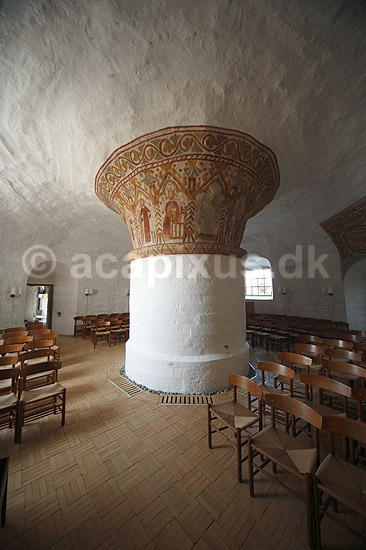 Nykirke. Kirkerummet i Nykirke - Nyker; ; Nykirke / Bornholm; Danmark; ; ; Rundkirke, rundkirker, kirke, kirker, kristendom, religion, kalkmalerier