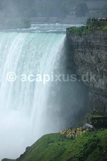 Niagara Falls. Turister beundrer Niagara Vandfaldene; ; Niagara Falls; Canada; ; ; vand, vandfald, regnjakke