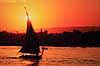 Felluca i solnedgangen. Felluca sejler p� Nilen i solnedgangen ( Scan af KOL2467 )   Luxor Egypten Afrika  Sejlb�d, sejlb�de, solnedgang