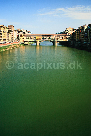 Ponte Vecchio. Ponte Vecchio over floden Arno ( Scan af KOL7890 ) ; ; Firenze / Toscana; Italien; ; ; floder