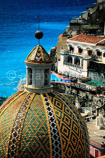 Positano. Chiesa di Santa Maria Assunta i Positano p� Sorrento halv�en ( Scan af KOL6342 ) ; ; Positano / Sorrento; Italien; ; ; Santa Maria Kirken