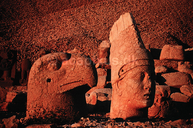 Apollon p� Mt Nemrut. �rnehoved og Apollon hoved p� Mt Nemrut Templet's vestside ( Scan af KOL725 ) ; ; Mount Nemrut; Tyrkiet; Asien; ; Mount Nemrud, Nemrut Da?, Nemrut Da??