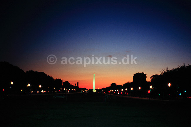 Washington Monument. Washington Monument i The National Mall i aftenskumringen ( Scan af KOL6608 ) ; ; Washington DC; USA; Nordamerika; ; 