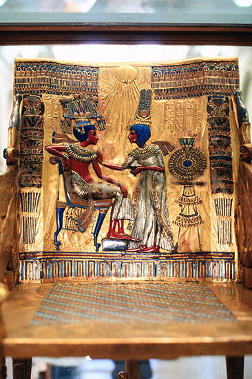 Tutankhamun. Stol med billede af Tutankhamun fra dennes grav ( Scan af KOL2420 ) ; ; Egyptologisk Museum / Cairo; Egypten; Afrika; ; guld, guldskat, guldskatte, museer, pharao, pharaoer