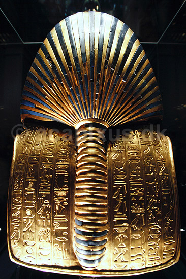 Tutankhamun. Tutankhamun's hovedmaske set bagfra p� Egyptologisk Museum i Cairo ( Scan af KOL7762 ) ; ; Cairo; Egypten; Afrika; ; guld, guldskat, guldskatte, museer, pharao, pharaoer