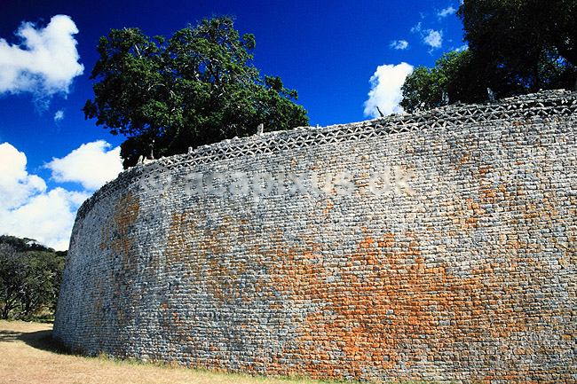 Great Zimbabwe. Great Zimbabwe, Great Enclosure - Chevron m�nster p� ydermuren - Ordet Zimbabwe betyder stenhus p� shona. ( Scan af KOL3600 ) ; ; Great Zimbabwe / Masvingo; Zimbabwe; Afrika; ; Zimbabwe er opkaldt efter ruinerne