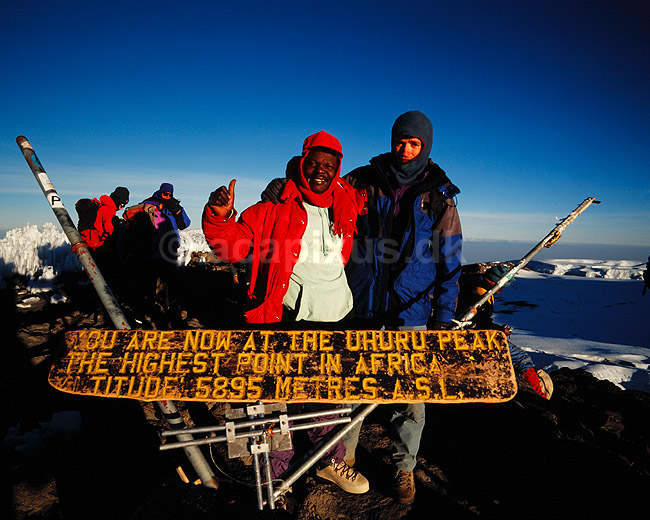 Bjergbestigere p� Mt Kilimanjaro. Bjergbestigere p� Mt Kilimanjaro ved toppen ved Uhuru Peak i 5895 m. ( Scan af KOL5842 ); ; Mt. Kilimanjaro NP; Tanzania; Afrika; ; Bjergbestigning, safari, turisme, vandreture, trekking