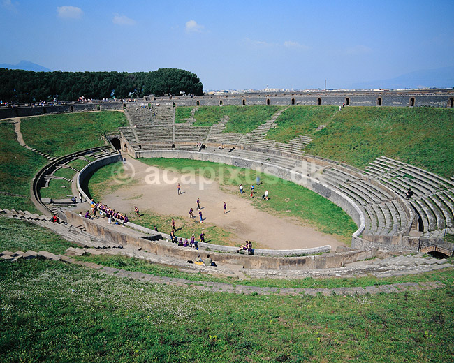 Pompei Amphiteateret. Pompei Amphiteateret med Vesuv i baggrunden ( Scan af KOL6222 ); ; Pompeji / Pompei / Pompeii / Napoli; Italien; ; ; vulkaner, vulkanudbrud, romerriget, amphiteatre
