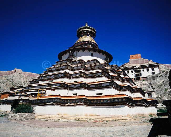 Gyantse Kumbum. Gyantse Kumbum ( Gyantse-stupa ) ved Pelkor Ch�de munke-klosteret ( Scan af KOL4330 ); ; Gyantse; Tibet ( Kina ); Asien; ; budhisme, religion, stupa, stupaer