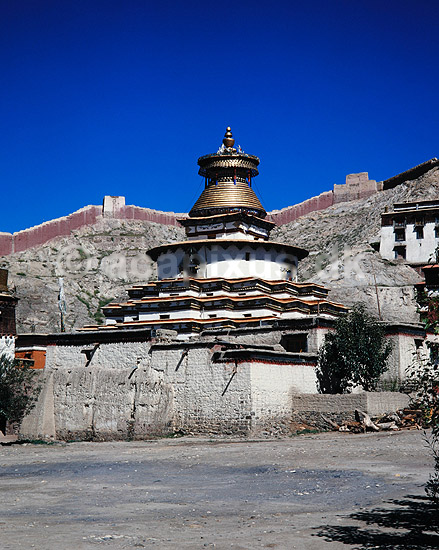 Gyantse Kumbum. Gyantse Kumbum (stupa) ved Pelkor Ch�de munke-klosteret ( Scan af KOL4329 ); ; Gyantse; Tibet ( Kina ); Asien; ; budhisme, religion, stupa, stupaer