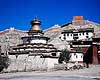 Gyantse Kumbum. T.v. Gyantse Kumbum (stupa) T.h. Pelkor Ch�de munke-klosteret ( Scan af KOL4328 )  Gyantse Tibet ( Kina ) Asien  budhisme, religion, stupa, stupaer